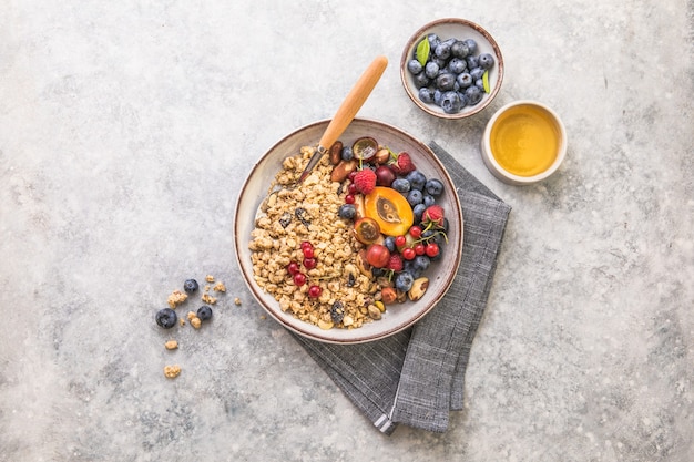 Granola de avena con frutas arándanos con crujiente de avena