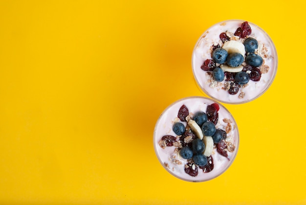 Granola de avena, con frutos secos, arándanos y yogurt.