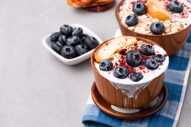 Granola, avena con leche, durazno y baya azul