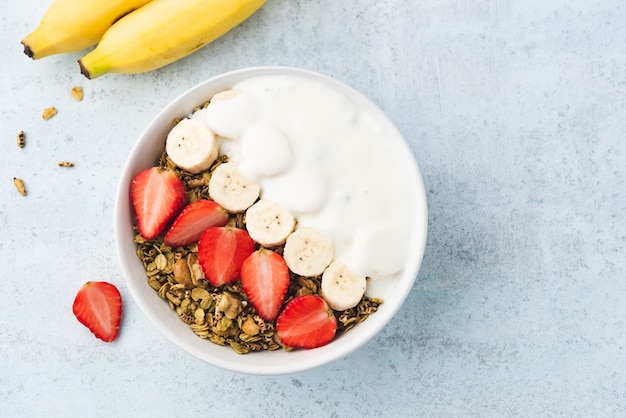 Granola, avena con leche, plátano y fresa.