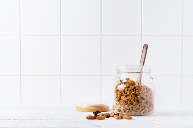 Granola de avena con nueces y frutos secos en un frasco