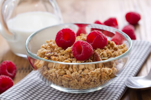 Granola con bayas en un tazón y leche