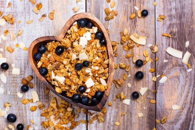 Granola caseira com chips de coco e mirtilo