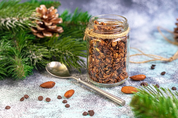 Granola caseira com chocolate e nozes em uma jarra de vidro