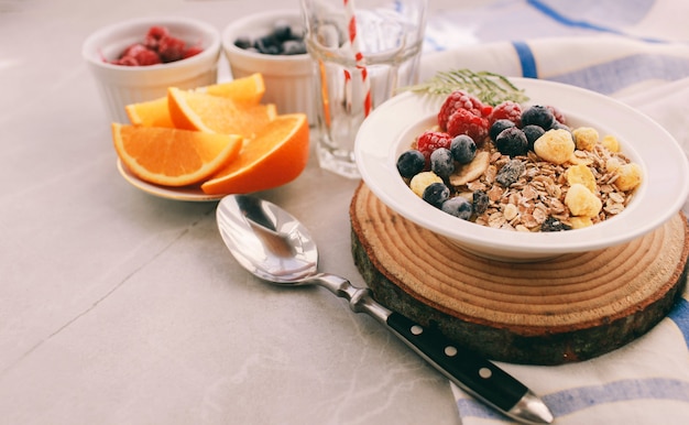 granola caseira com framboesas e mirtilos