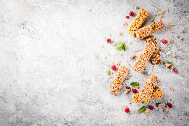 Granola caseira com frutas e hortelã