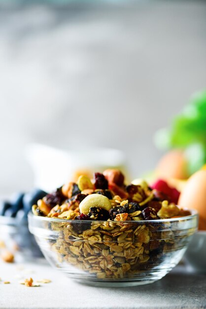 Granola caseira com leite de frutas frescas leite no café da manhã Copiar espaço Conceito de café da manhã saudável