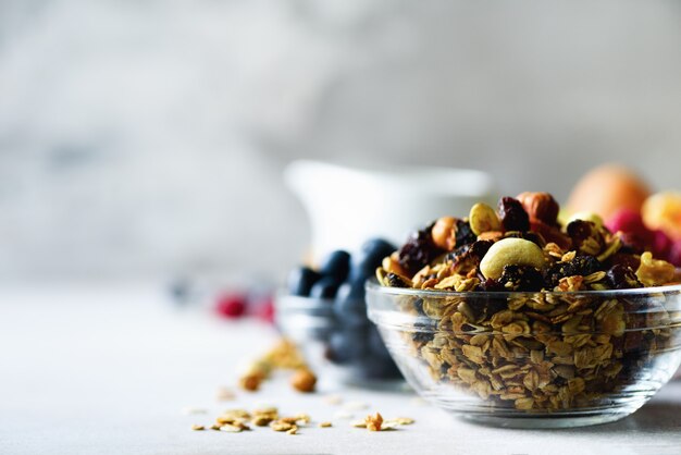 Granola caseira com leite, frutas frescas, leite no café da manhã. Conceito de pequeno-almoço saudável