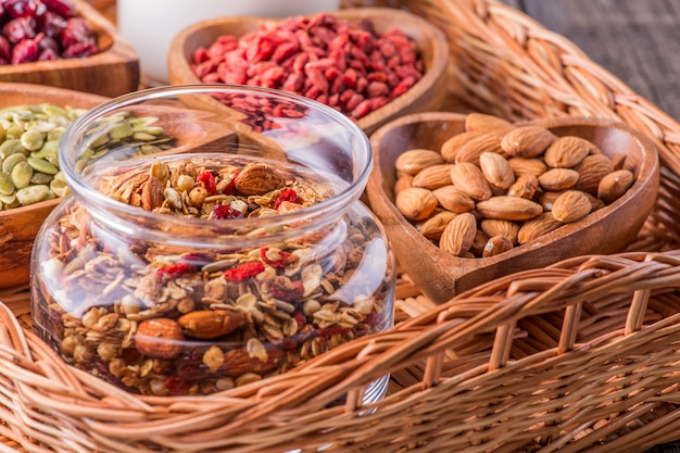 Granola caseira com leite, frutas, sementes e nozes