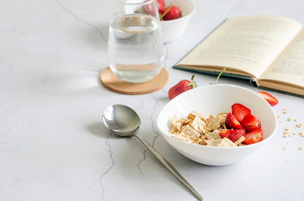 Granola caseira com morango fresco no café da manhã