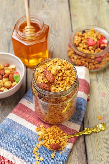 Granola caseira com nozes e sementes