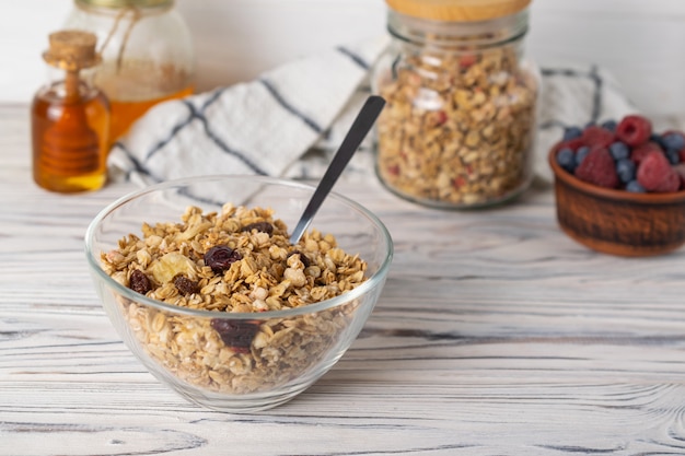 Granola caseira com passas, nozes e frutas em uma tigela de vidro