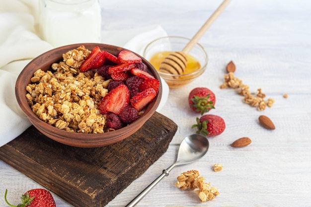 Granola caseira com rodelas de morango e iogurte