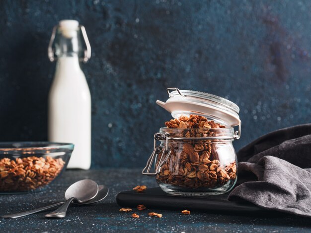 Granola caseira em frasco de vidro na mesa escura