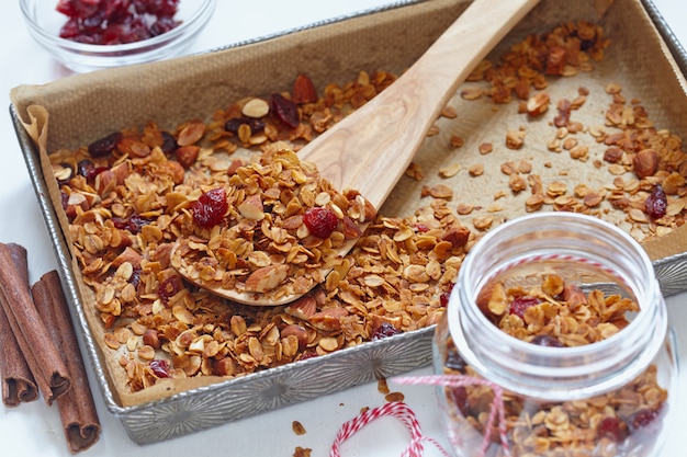 Granola caseira, muesli em uma assadeira.