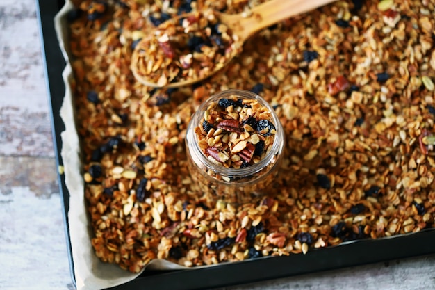 Granola caseiro em uma assadeira