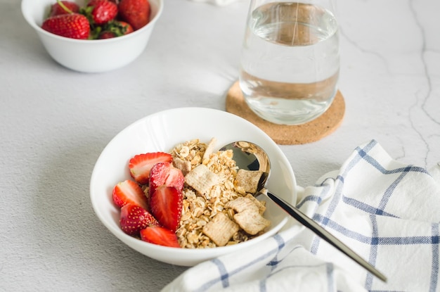 Granola casera con fresas frescas para el desayuno