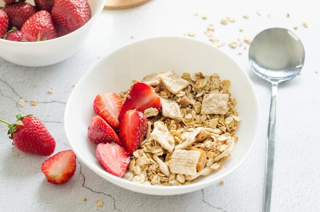 Granola casera con fresas frescas para el desayuno