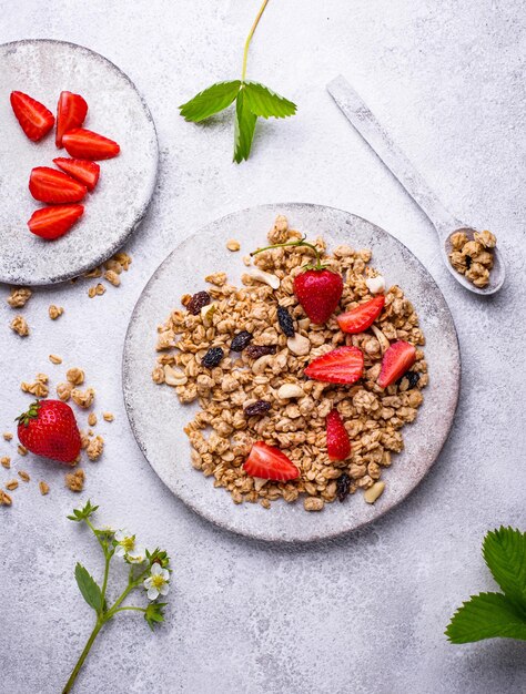 Granola casera con fresas frescas