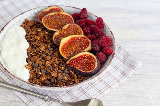 Granola casera con frutos rojos en un recipiente de cerámica