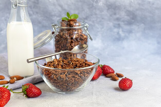 Granola casera con frutos rojos en un recipiente de vidrio