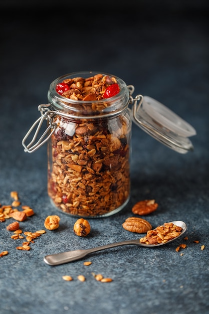 Granola casera con frutos secos y bayas. Merienda vegana saludable