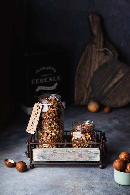 Granola casera integral con macadamia, almendras, avellanas en el vaso. copyspace