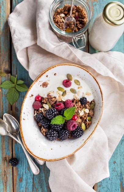 Granola casera con mora y leche