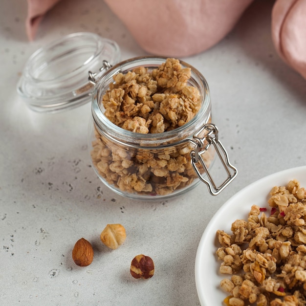 Granola casera con nueces en un frasco de vidrio de cerca