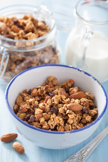 Granola casera saludable en un tazón para el desayuno