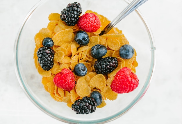 Granola, cereais com bagas em um prato