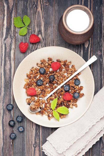 Granola de chocolate y bayas frescas