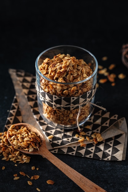 Granola clásica en un vaso oscuro