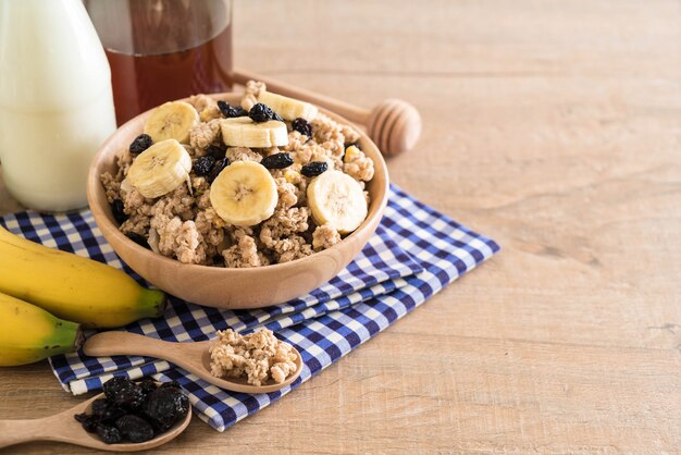 granola com banana, passas e leite