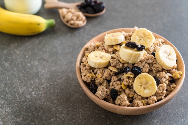 granola com banana, passas e leite