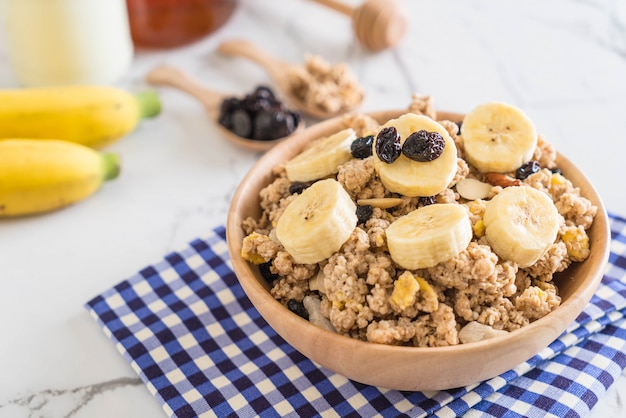 granola com banana, passas e leite