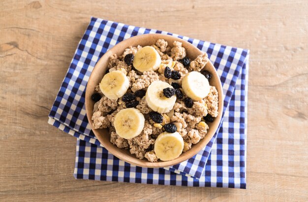 granola com banana, passas e leite