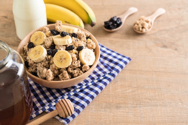 granola com banana, passas e leite