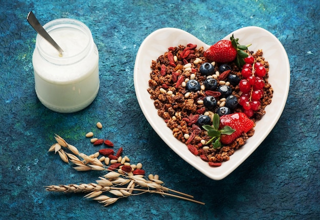 Granola com frutas e iogurte. Café da manhã saudável