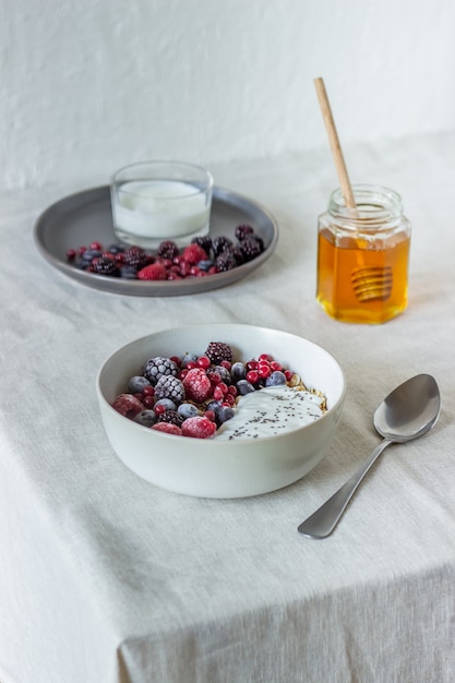 Granola com frutas, iogurte e mel.