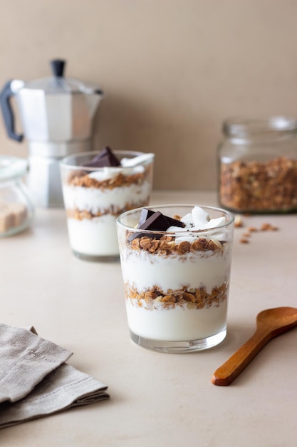 Granola com iogurte, coco e chocolate. Muesli. Café da manhã. Comida vegetariana. Alimentação saudável.