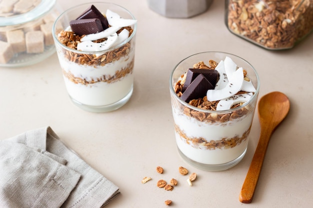 Granola com iogurte, coco e chocolate. Muesli. Café da manhã. Comida vegetariana. Alimentação saudável.