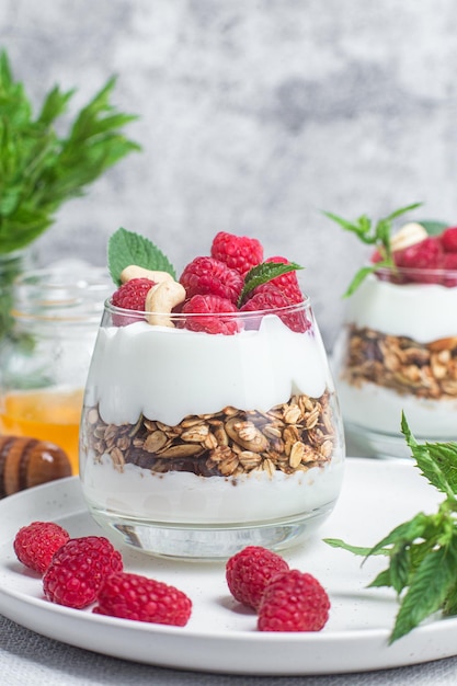 Granola com iogurte e framboesas em um copo