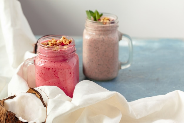 Foto granola com iogurte e frutas no café da manhã saudável em uma tabela