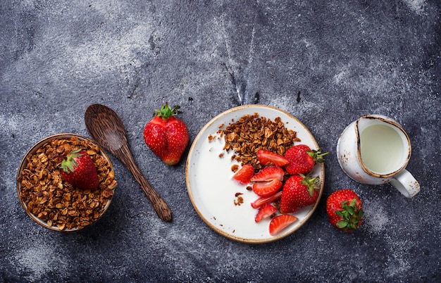 Granola com iogurte e morangos. Foco seletivo