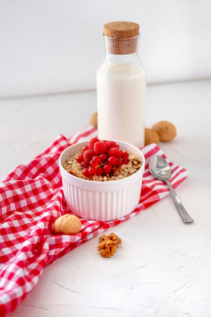 Granola com leite e frutas frescas