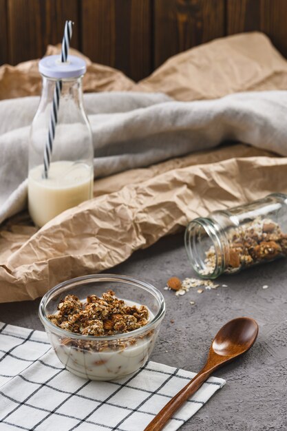 Foto granola com leite e nozes