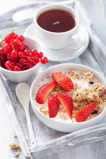 Granola com morango no café da manhã