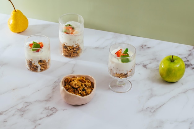 Granola com nozes iogurte e frutas em um copo