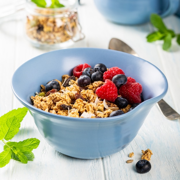 Granola de aveia com frutas e iogurte